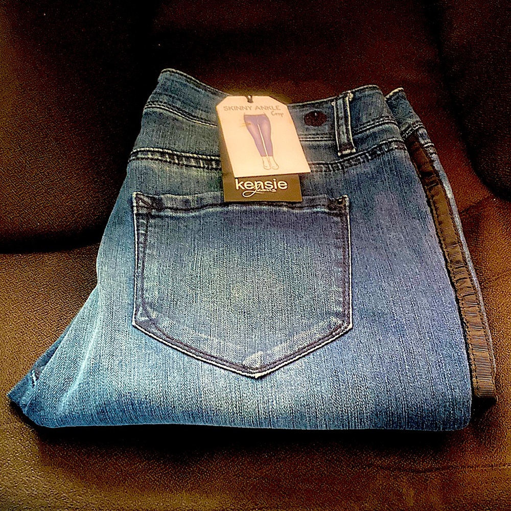 Kensie jeans women’s size 6 with black ribbon stripes down each pant leg. NWT